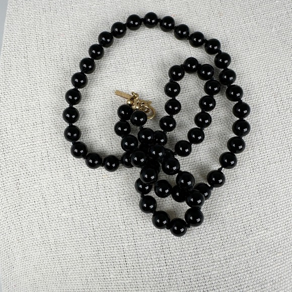 Vintage Monet Black Bead Necklace 15" Knotted Gold Patented Clasp Signed - Picture 2 of 7